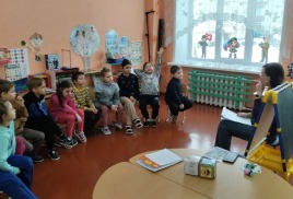 "ОТ УЛЫБКИ ХМУРЫЙ ДЕНЬ СВЕТЛЕЙ..."